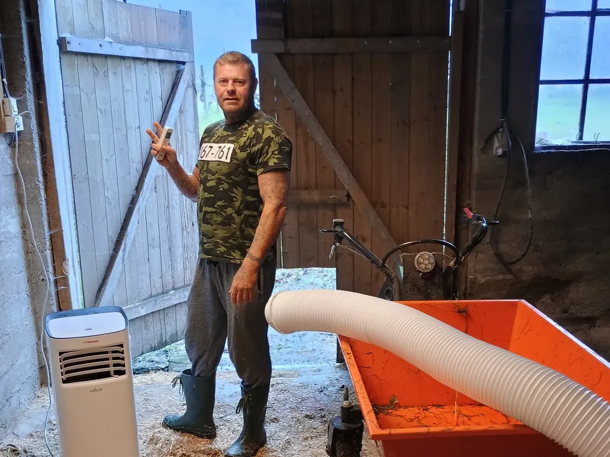Arntis på oppdrag med slange og utstyr